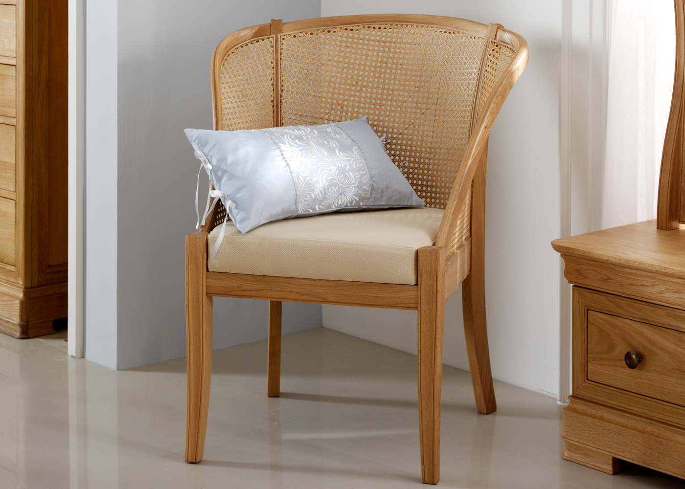 Decorative Chairs For Bedroom