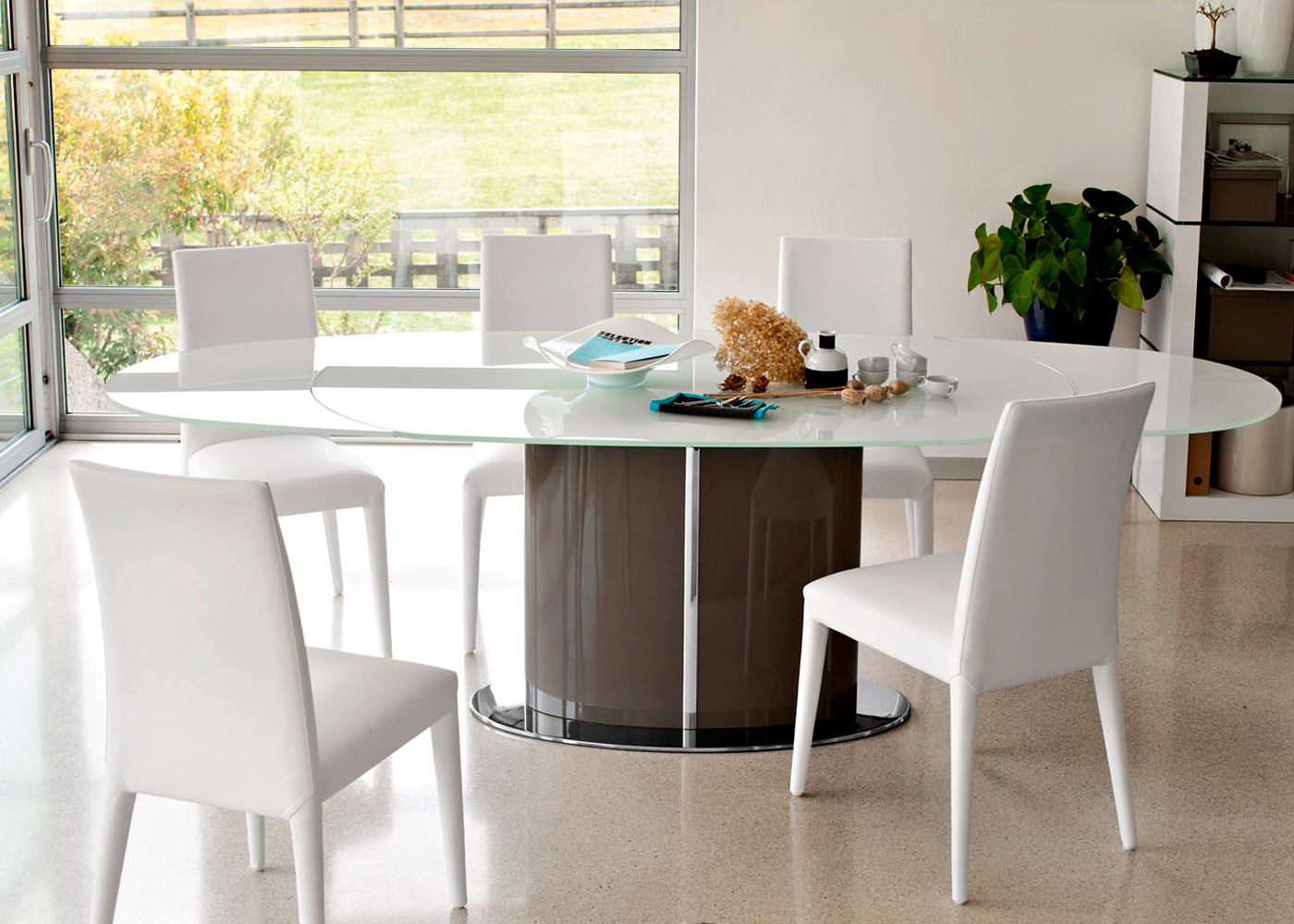 белый стол и серые стулья на кухне
